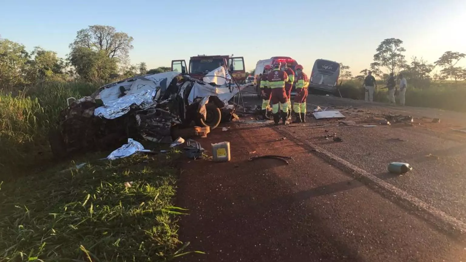 Colisão entre ônibus e Hilux termina com 3 mortos na BR-163