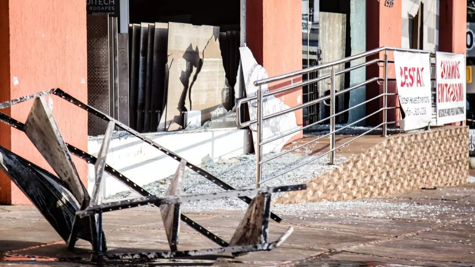 Loja na Zahran pega fogo depois de ser fuzilada e prejuízo pode chegar a R$ 250 mil