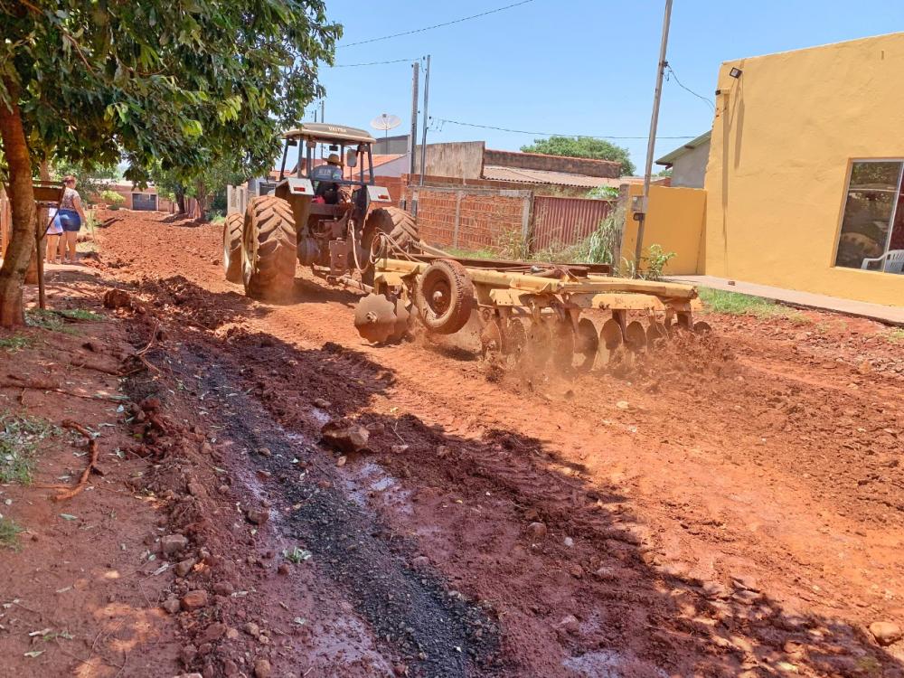 Em Nova Alvorada do Sul, ruas do Bairro Vacilio Dias começam a ser preparadas para receber asfalto