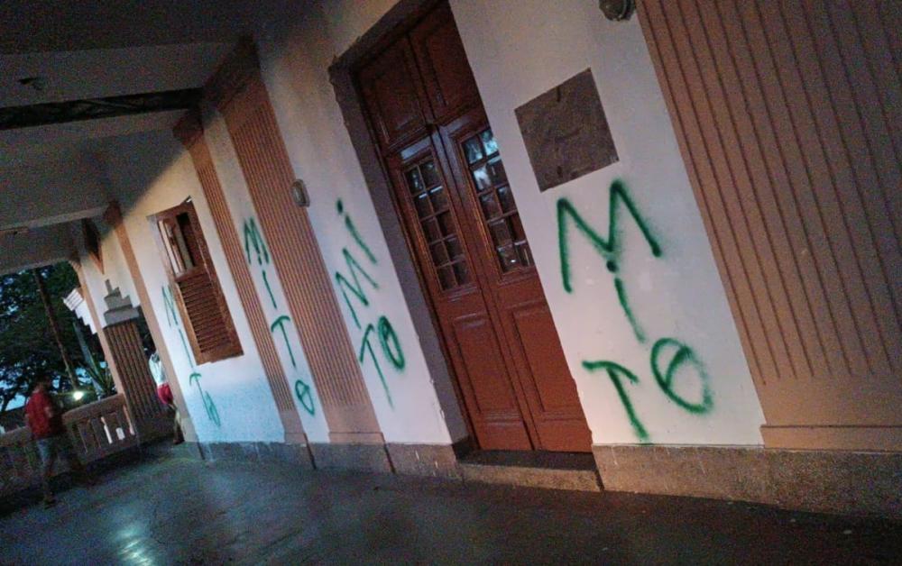 Bolsonaristas dobram aposta no terrorismo. Matam indígena e atacam bispo, centro do MST e ministros do STF