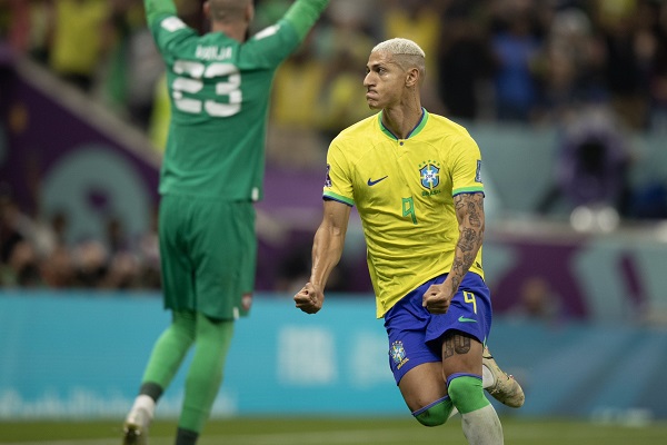 Brasil vence a Sérvia na estreia da Copa com show de Richarlison