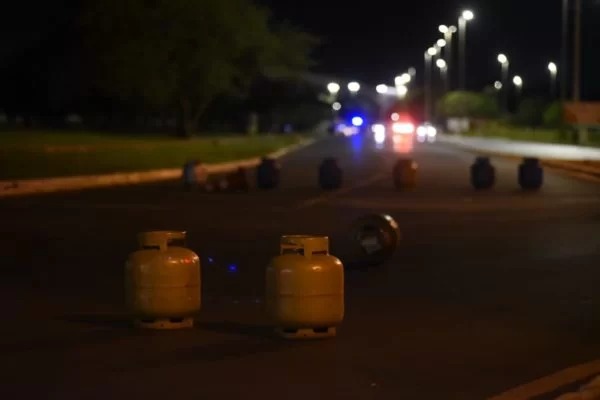 Terroristas Bolsonaristas depredam McDonald’s e espalham botijões por vias de Brasília