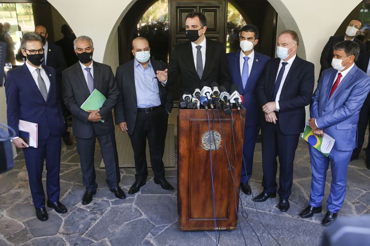 Governadores e presidente do Senado discutem defesa da democracia