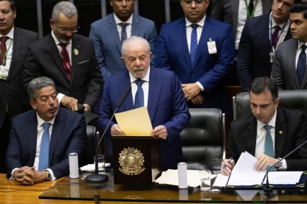 Lula assume a Presidência pela 3ª vez com um Brasil dividido para governar