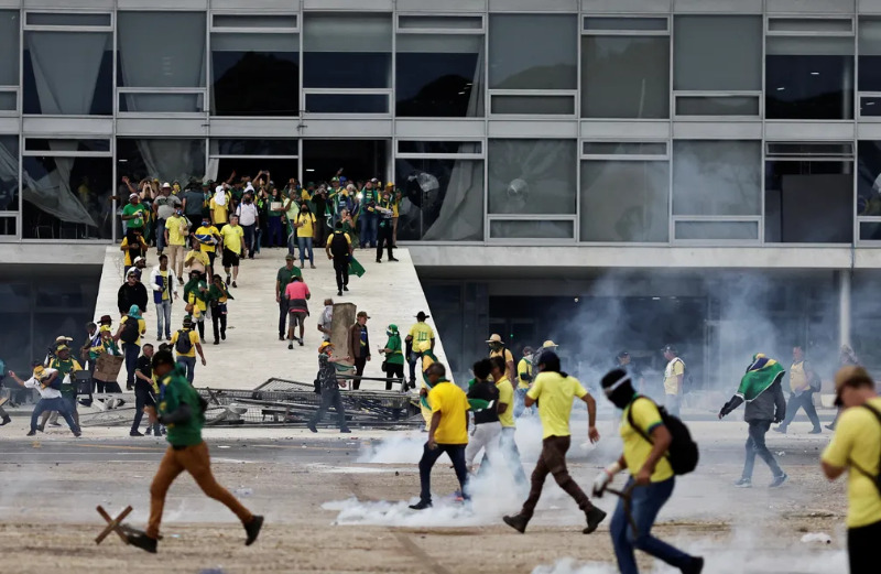 Metade dos presos pelos ataques golpistas em Brasília recebeu auxílio emergencial, diz MPF