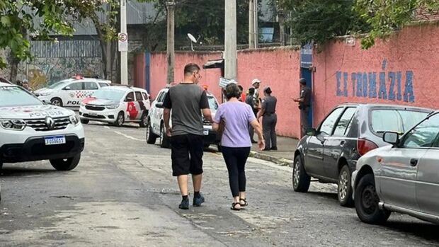 Professora morre e alunas ficam feridas em ataque em escola de SP