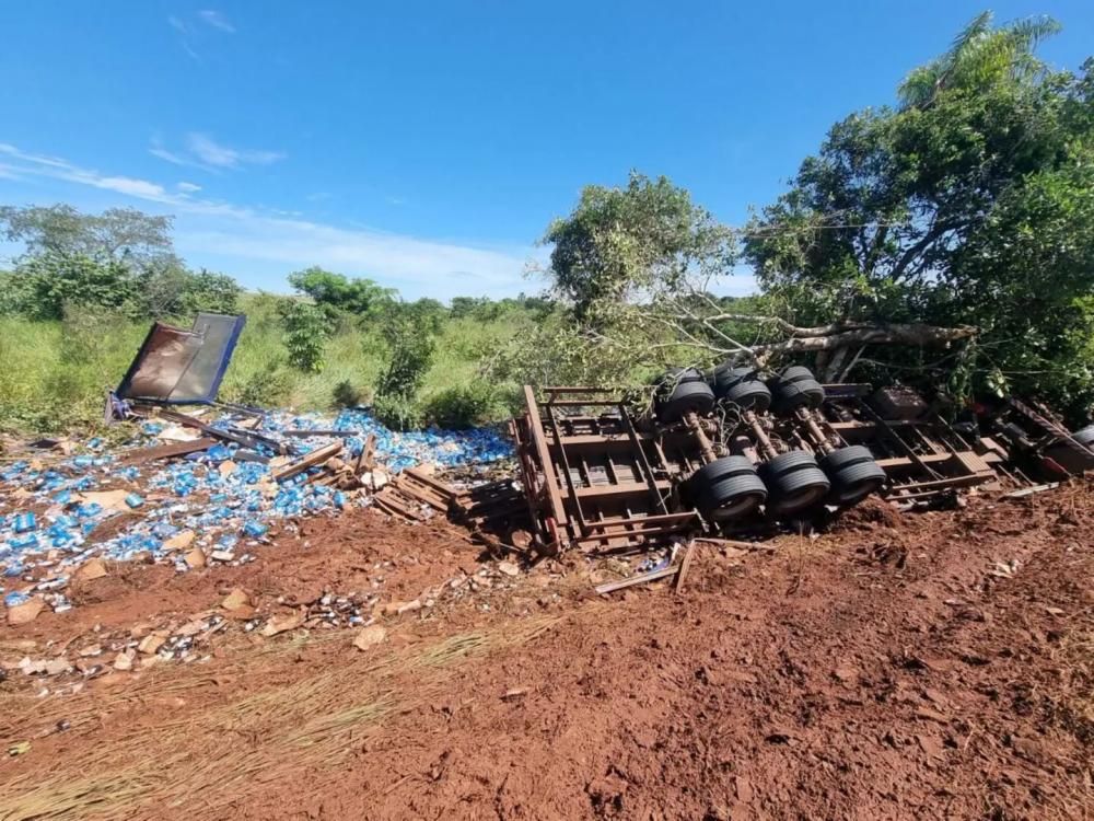 Carreta com carga milionária de cerveja capota na MS-040 em Campo Grande