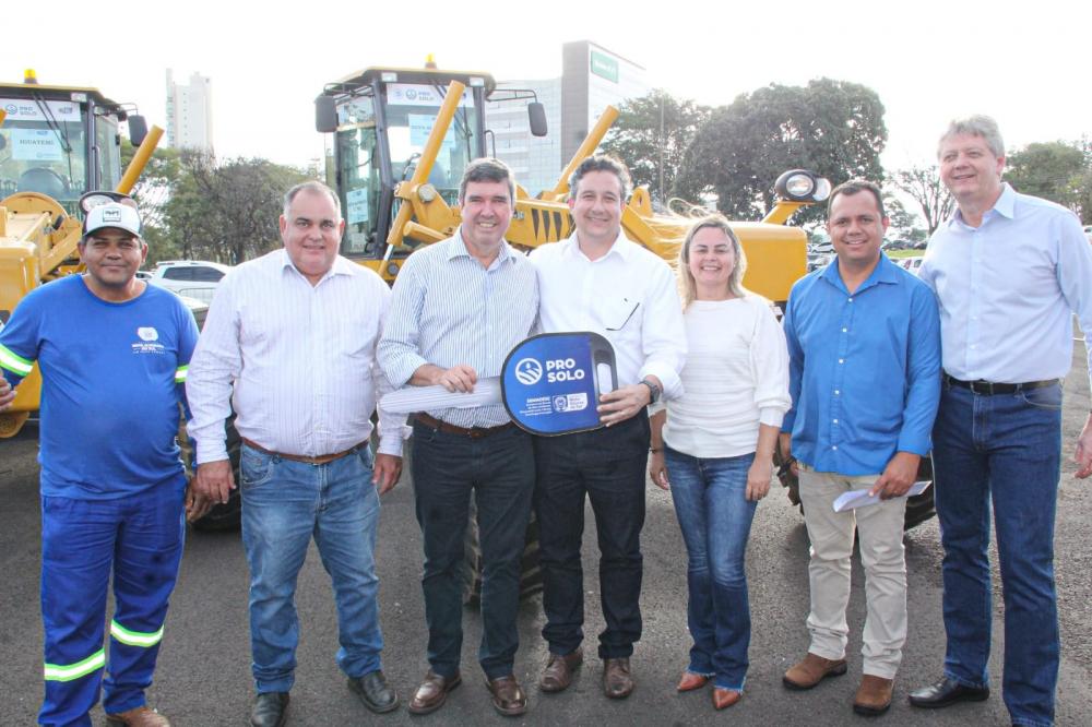 Prefeito Paleari renova frota de maquinários com aquisição da quarta motoniveladora para Nova Alvorada do Sul