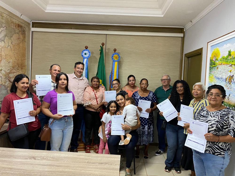 Prefeito Paleari entrega Termo Definitivo de Terreno a famílias de loteamentos de Nova Alvorada do Sul
