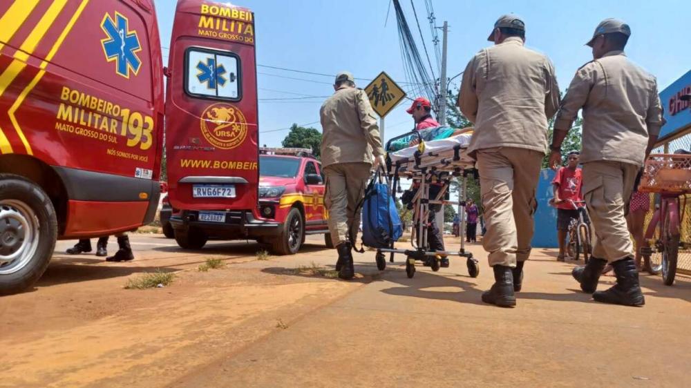 Aluno apanha até ficar desacordado em briga na frente de escola municipal em Campo Grande