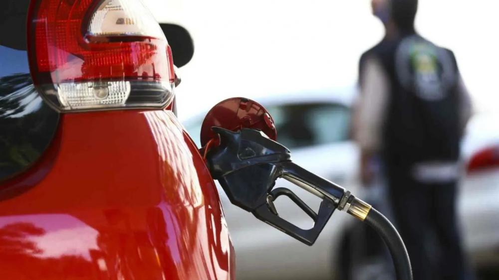 Preço da gasolina diminui R$ 0,08 e do diesel aumenta R$ 0,22 na Capital