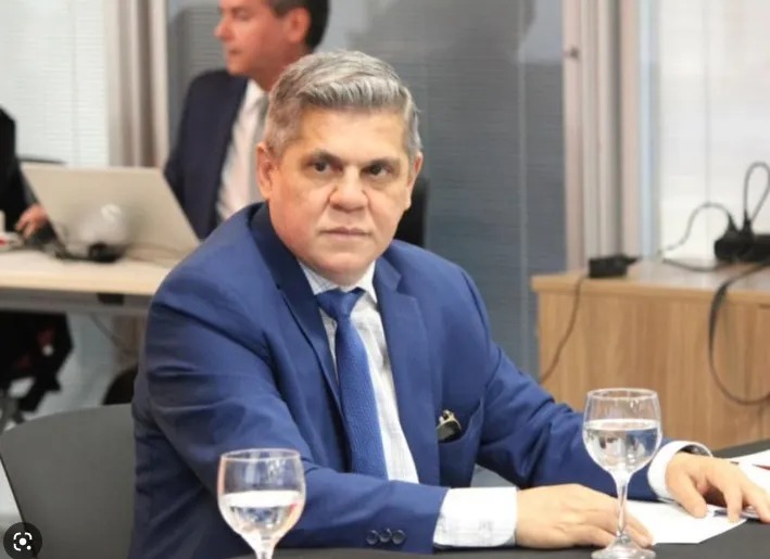 Com licença vencida há seis anos, conselheiro afastado vira alvo de inquérito no MPE