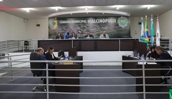 Vereadora de oposição a prefeito consegue suspender CPI iniciada na Câmara