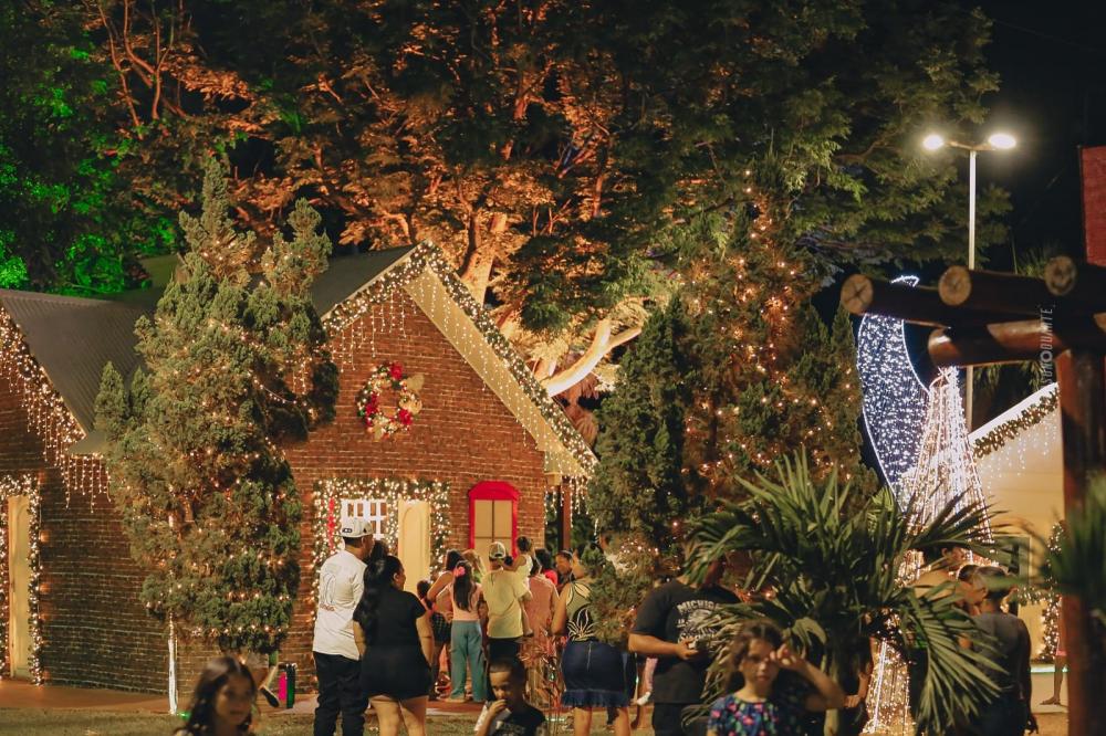 Nova Alvorada do Sul recebe oficialmente a terceira edição do Natal de Luz com a chegada do Papai Noel e iluminação natalina
