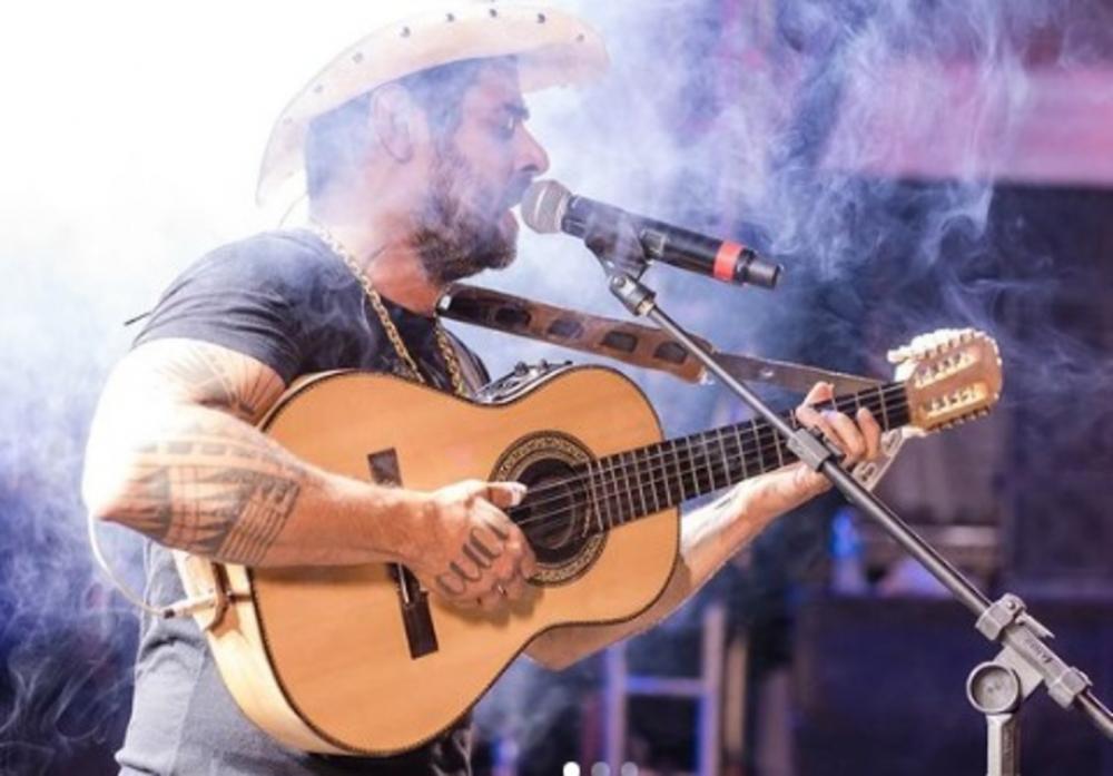 Cantor sertanejo João Carreiro morre aos 41 anos após cirurgia cardíaca