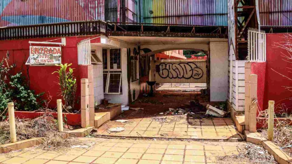 Do ‘Alto Luxo para o Alto Lixo’: tradicional, motel SeqSabe vira cenário de destruição e abandono