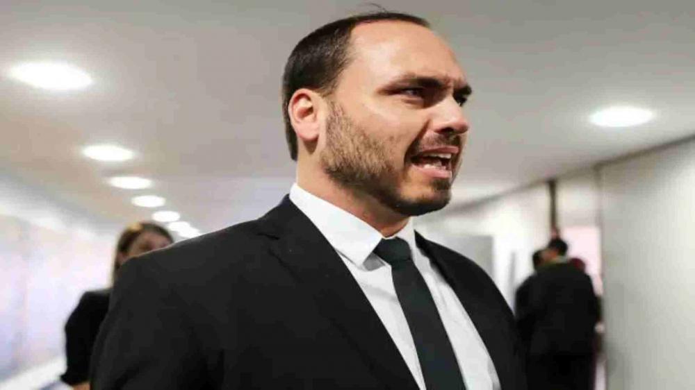 Carlos Bolsonaro é alvo da Polícia Federal em operação que apura espionagem ilegal pela Abin