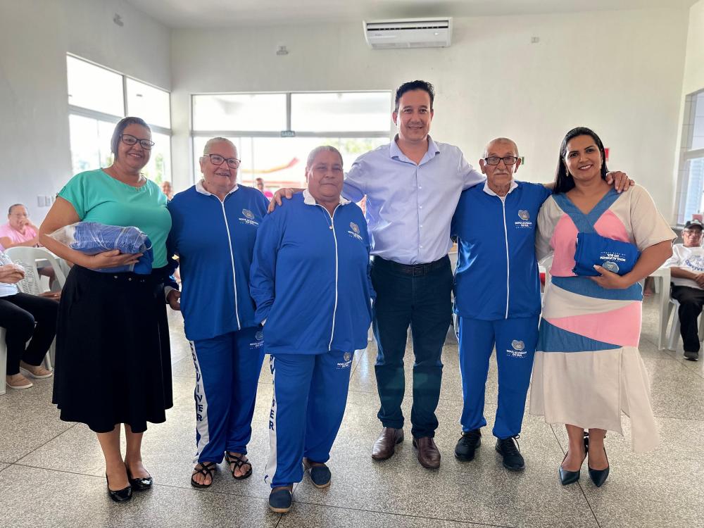 Idosos do Conviver recebem pela primeira vez uniforme de frio em Nova Alvorada do Sul
