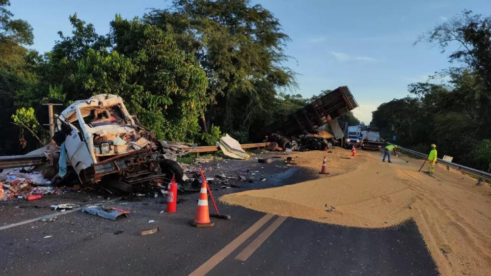Cinco morrem em acidente entre duas carretas, caminhão e carro na BR-163 em Campo Grande