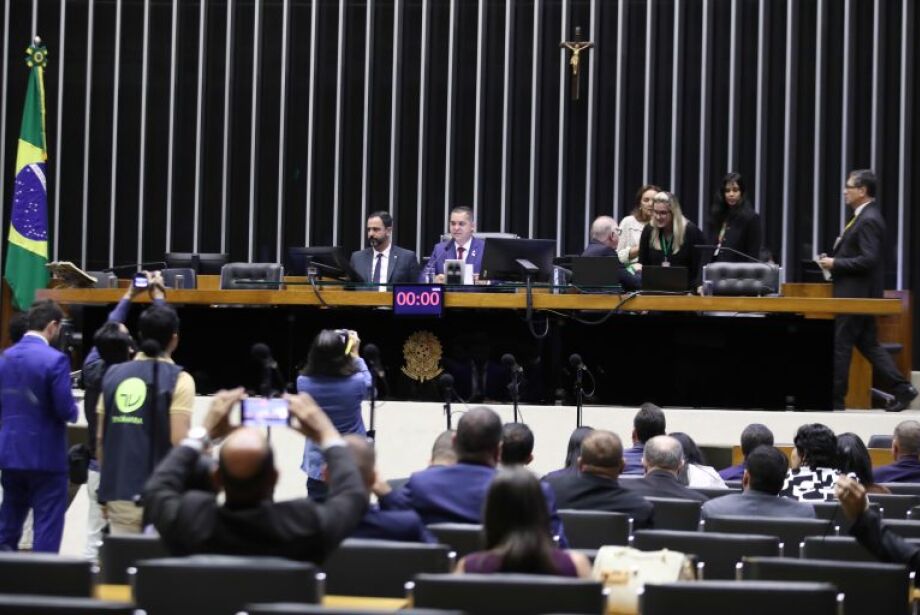 Câmara aprova, sob protesto do governo, urgência a PL que pune invasor de propriedade rural