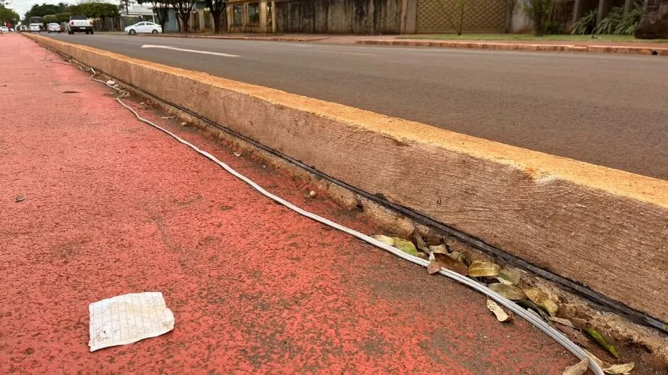 Luz de led de ciclovia é vandalizada e encontrada arrancada em Rio Brilhante