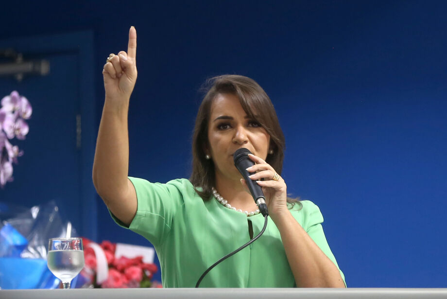 Salário da prefeita pode aumentar de R$ 21 mil para R$ 35 mil
